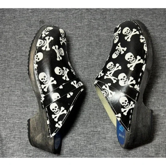 Cape Clogs 39 Black Patent Leather Wooden Scull Crossbone Comfort Swedish - Picture 7 of 9